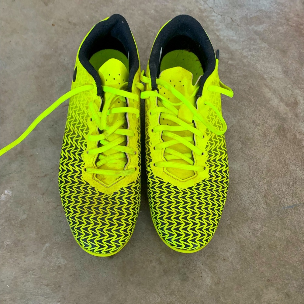 Kids size 5 Under Armour soccer cleats.